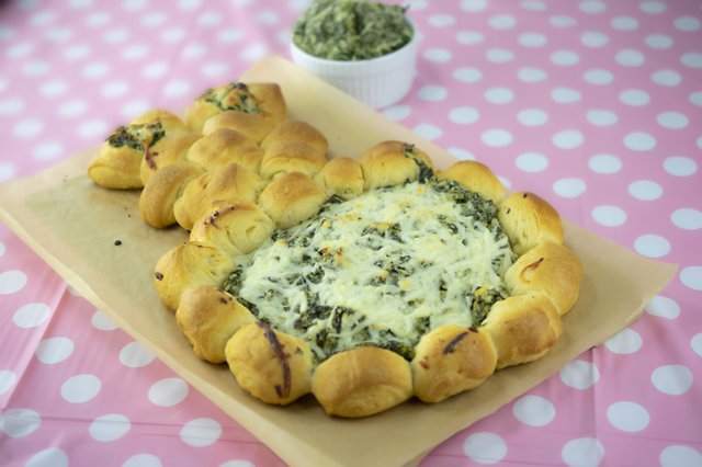 15604-EASTER-BUNNY-ROLLS-SPINACH-DIP-A.jpg